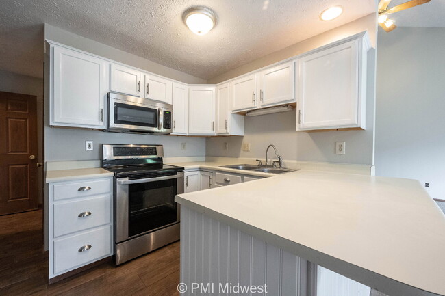 Building Photo - New place, new vibe, same small-town charm