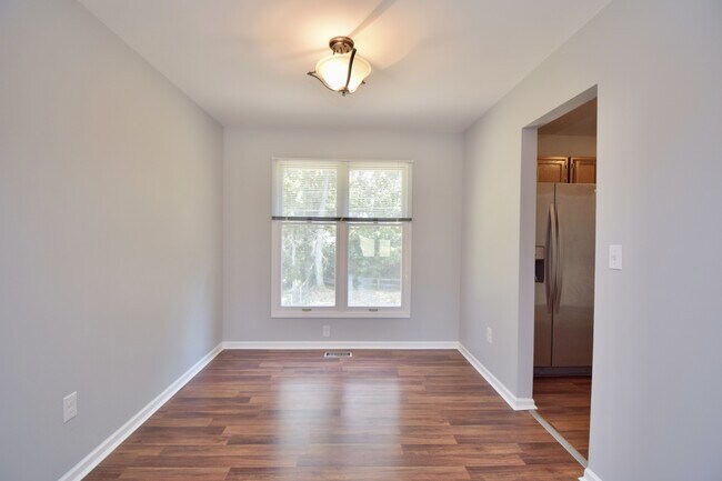 Building Photo - 647 Regent Rd