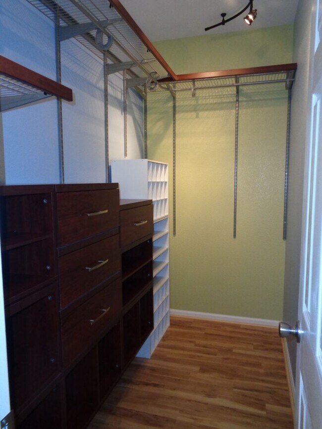 Building Photo - Beautiful single family Ranch style home Available!