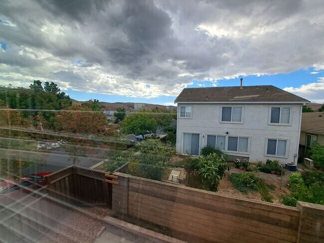 Building Photo - Expansive 3 bedroom/2.5 Bath Home in Corde...