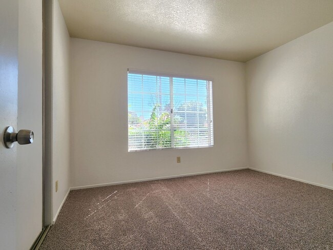 Building Photo - Spacious 4 Bedroom, 2 Bath, Single-Story H...
