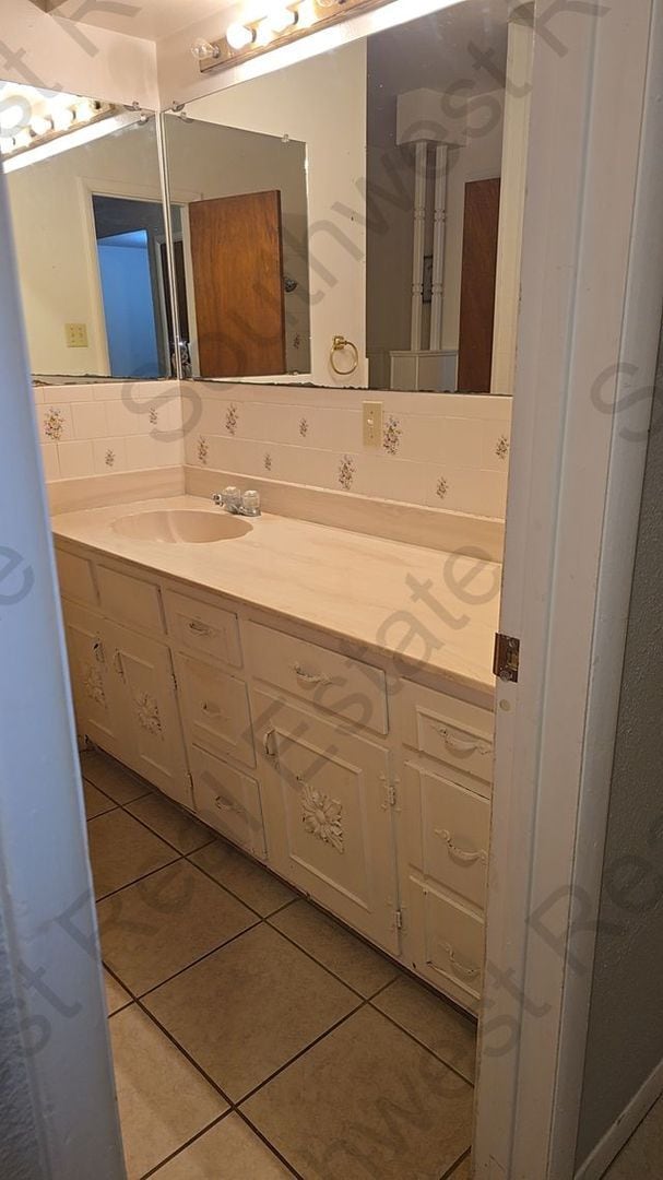 Building Photo - charming 3 bedroom 1 bath home.