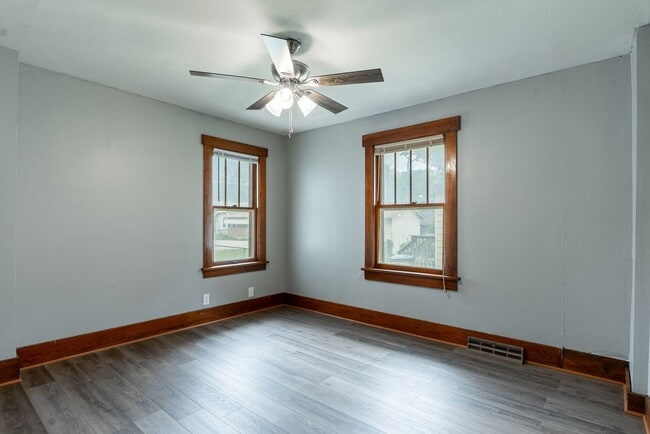 Building Photo - 2215 SW Hazelton Ct