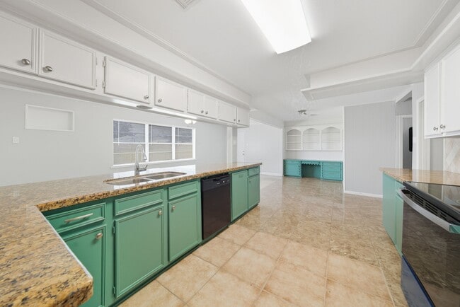 Building Photo - 2527 Roy Cir