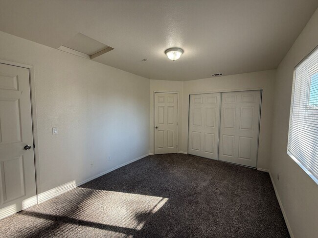 Building Photo - L41900