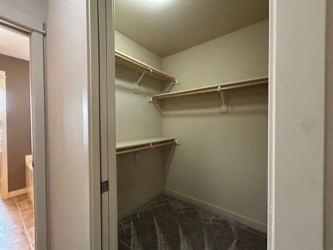 Building Photo - Spacious 4 Bed, 2.5 Bath Home!