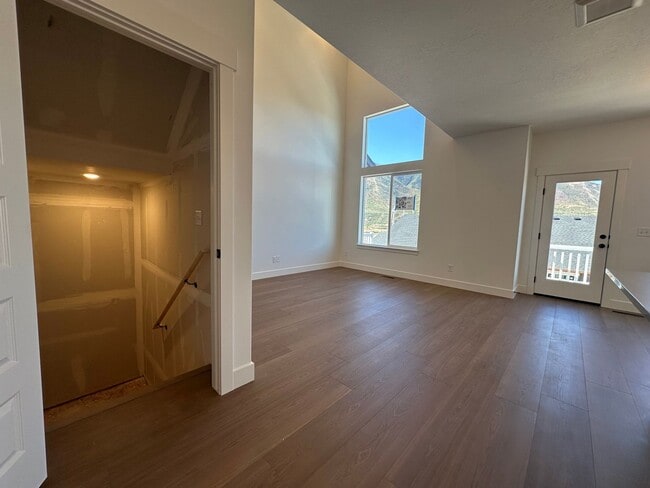 Building Photo - 5260 Acacia Dr