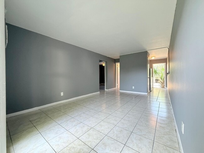 Building Photo - 815 2nd St