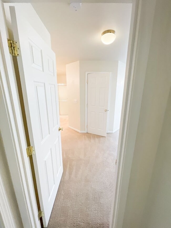 Building Photo - Spacious open floor plan in North Hills