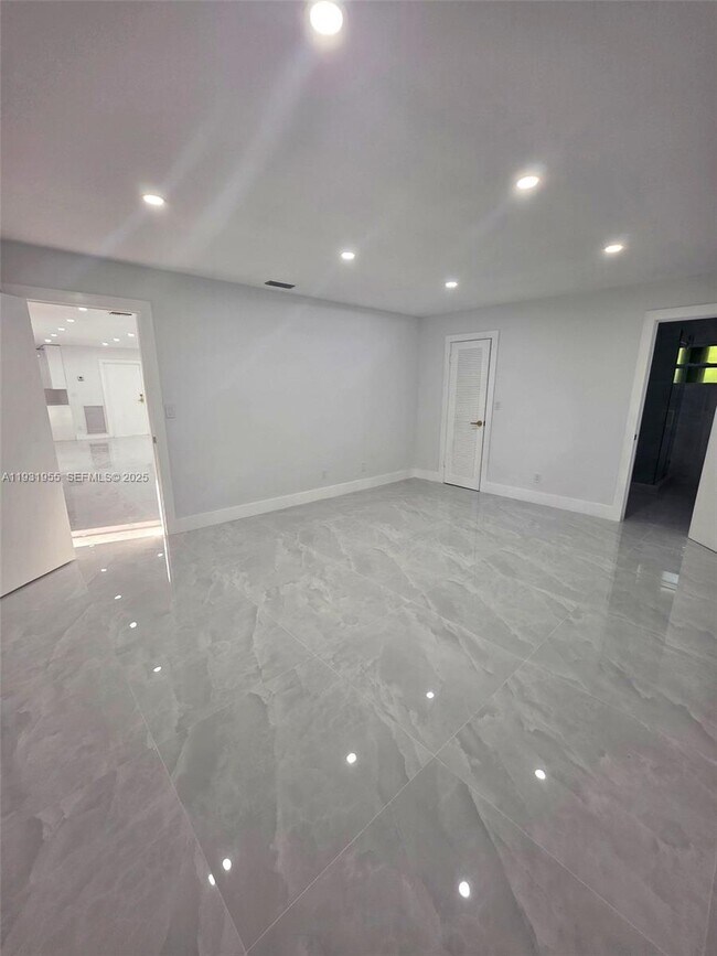 Building Photo - 5095 SW 73rd Ave