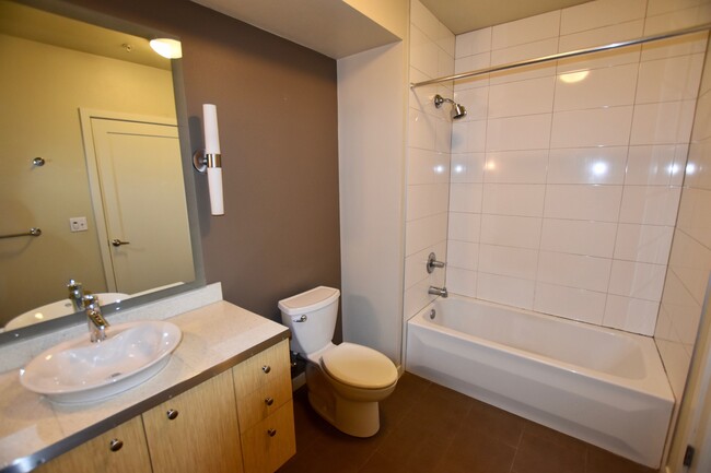 Building Photo - Spacious 1 Bedroom Belltown Condo - Availa...