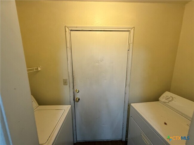 Building Photo - 1000 Sagewood Trail