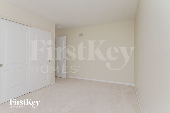 Building Photo - 6S124 Lakewood Dr