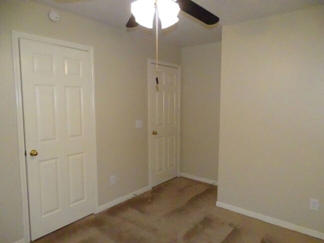 Building Photo - 5907 Deer Lake Dr