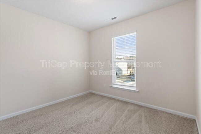 Building Photo - 313 White Oak Ridge Dr