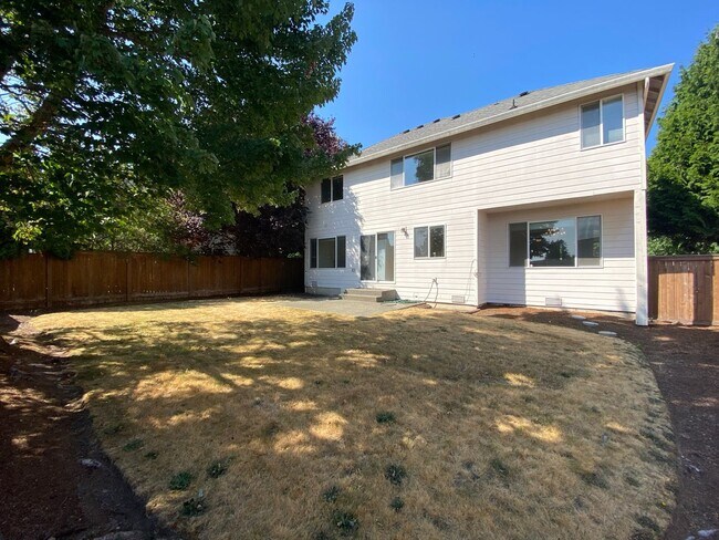 Building Photo - Spacious 4 bedroom 2.5 traditional house