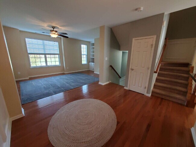 Building Photo - Impeccable 3 Bed / 2.5 Bath Townhome – Packed with Custom Upgrades!