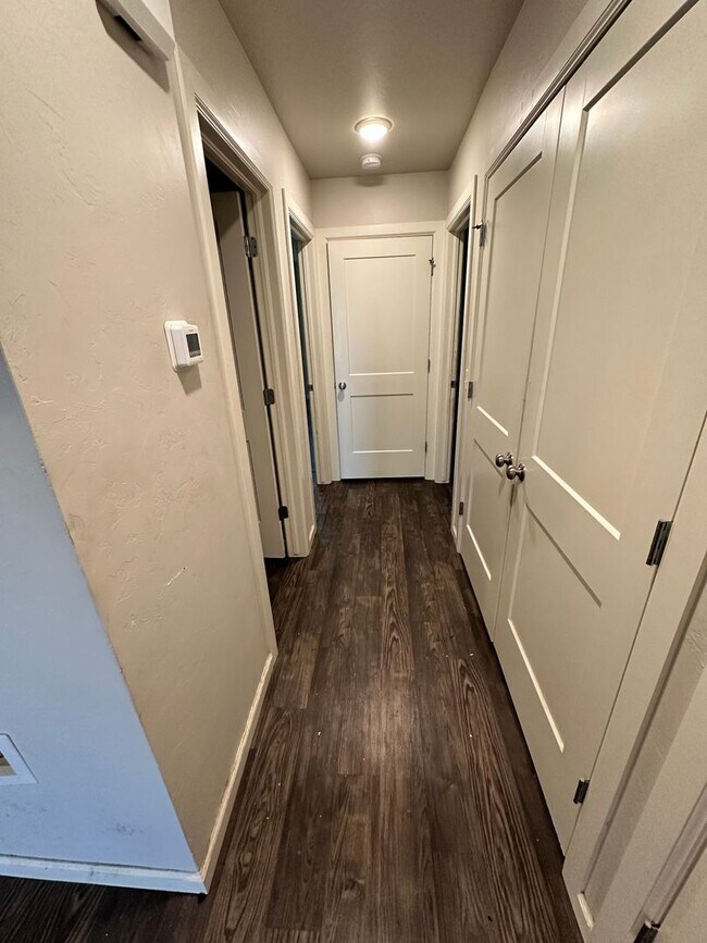 Building Photo - Move In for Less: Updated NW OKC 2-Bed Home with Granite Kitchen