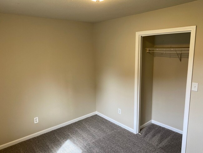 Building Photo - Fall in Love with this Cozy 2 Bedroom House!