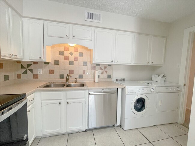 Building Photo - 443 N Post Oak Ln