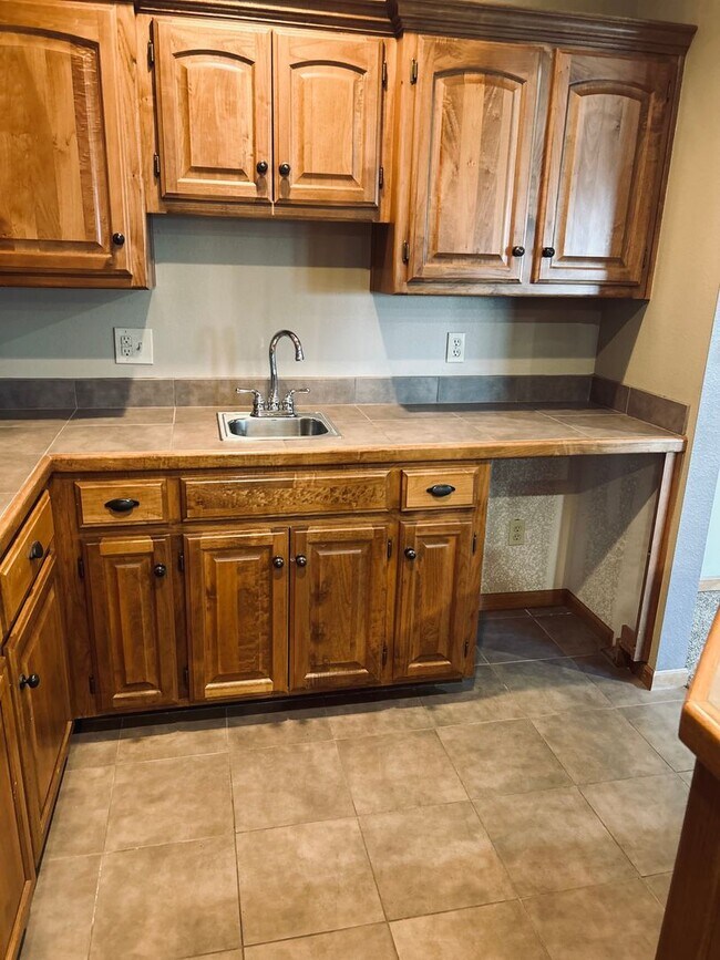 Building Photo - Gorgeous Home Located on Rivercut Golf Cou...