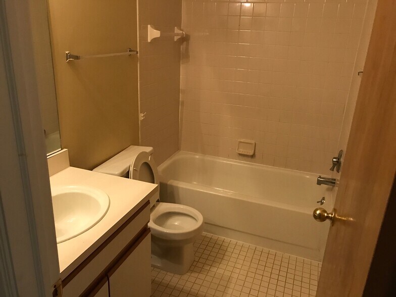 Building Photo - 42825 Lilley Pointe Dr