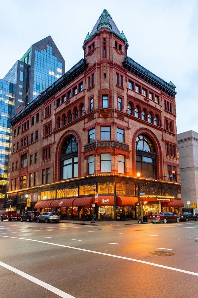 Building Photo - Furnished 3 bedroom/2bath Condo including Utilities!