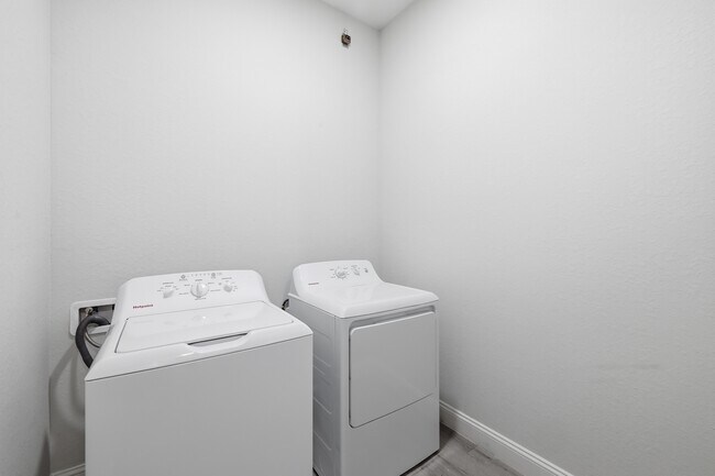 Building Photo - 825 Carbon St E