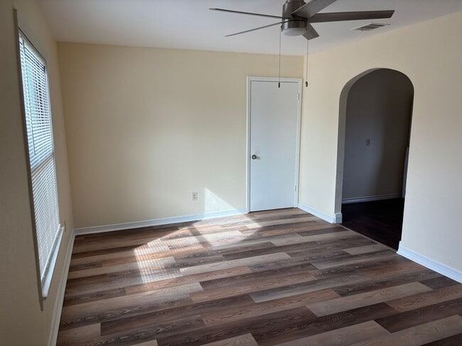 Building Photo - 3/2 Near Downtown Sherman!