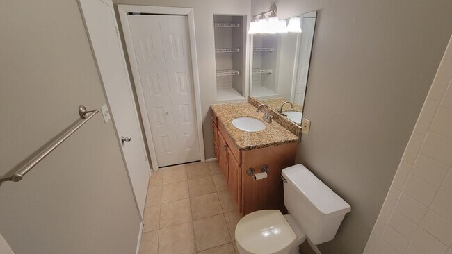 Building Photo - Gated, Updated 2 bedroom, 1 bath Condo in ...