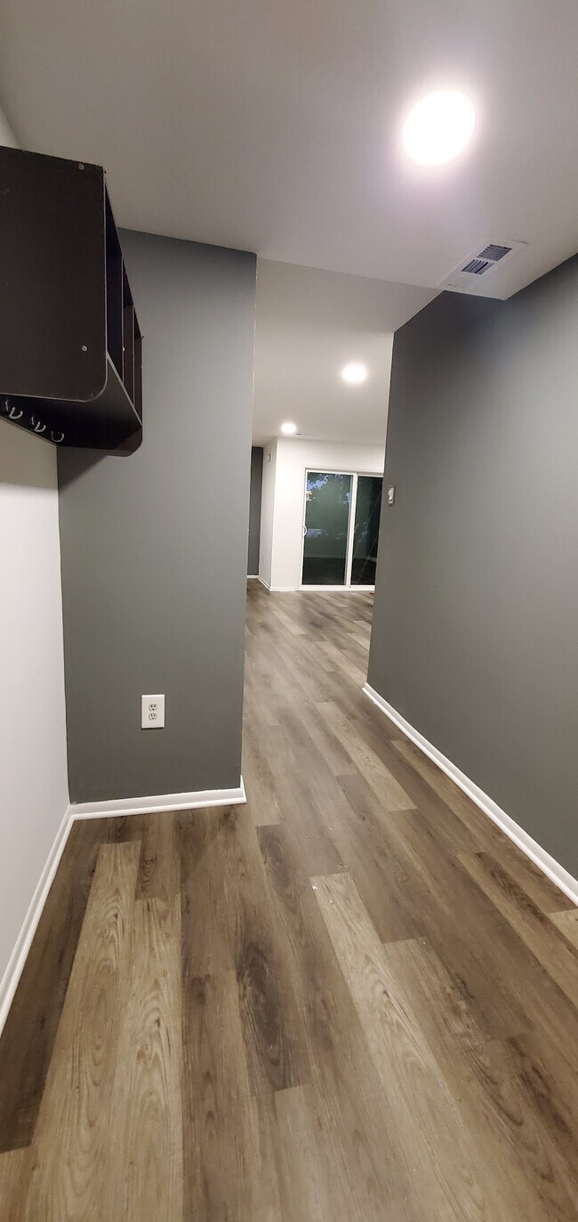 Building Photo - 707 Meadowview Ln