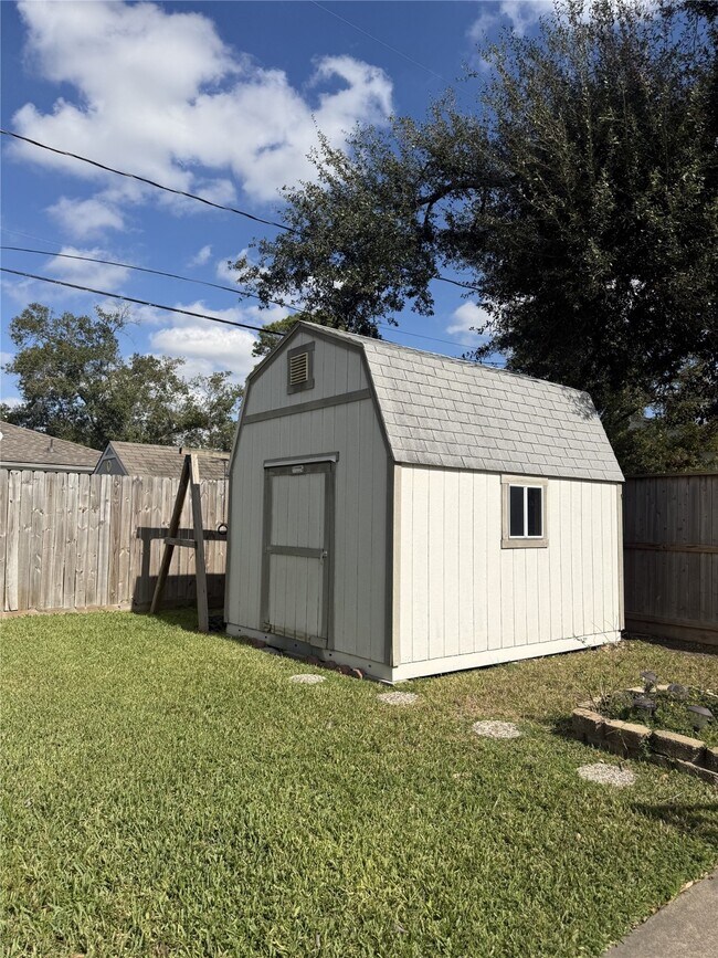 Building Photo - 1234 Gardenia Dr