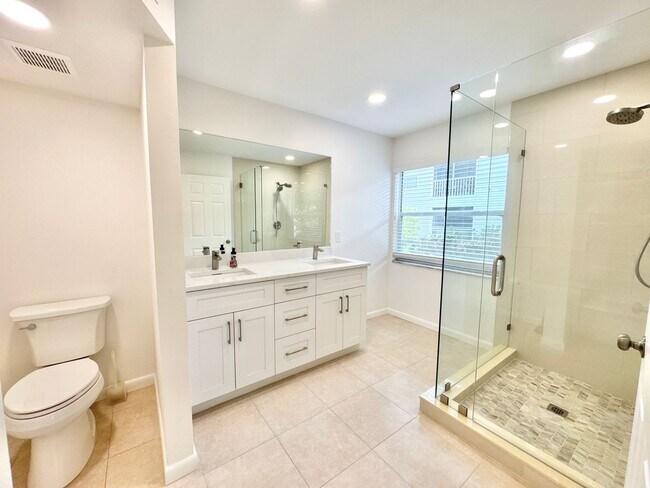 Building Photo - ** KINGS LAKE ** 2 BED / 2 BATH - CONDO - ...