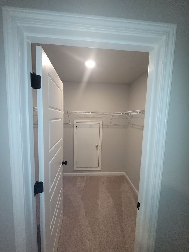 Building Photo - 4 bedroom 2.5 bath