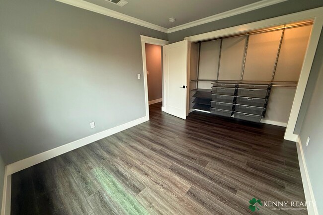 Building Photo - 424 Manor Dr