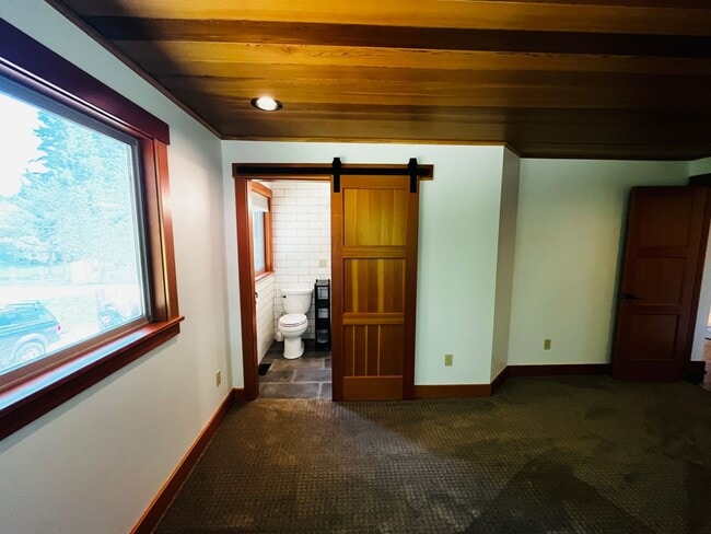 Building Photo - Wonderfully Eclectic Bainbridge Home, Perfect for Nature Lovers!