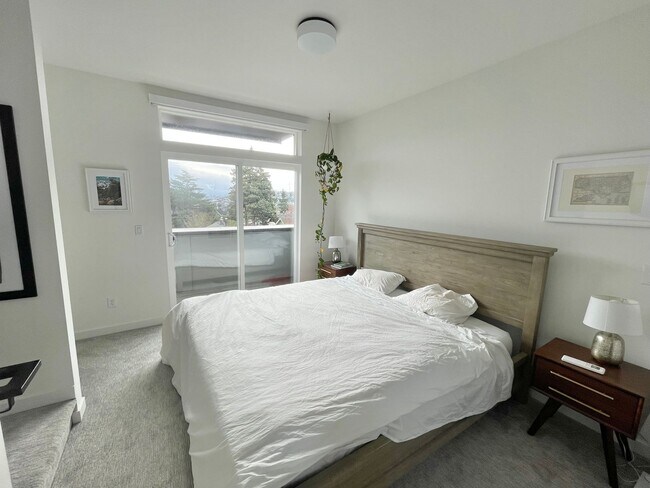 Building Photo - 4-Star Green Built 3-bed, 2 bath Modern Townhome with Views!