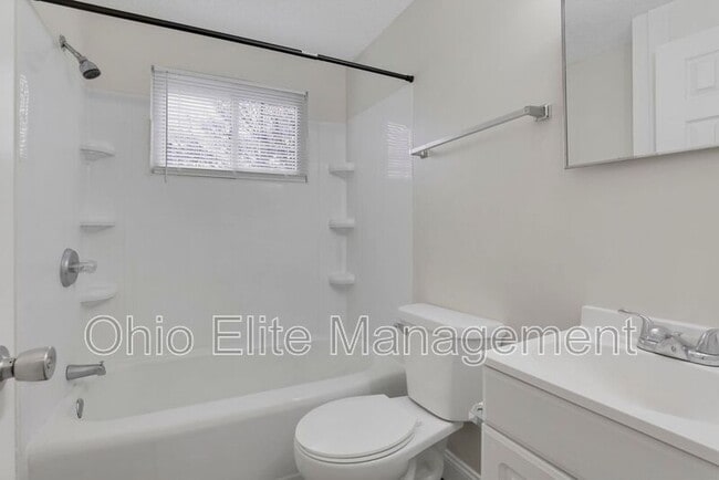 Building Photo - 898 Racine Ave