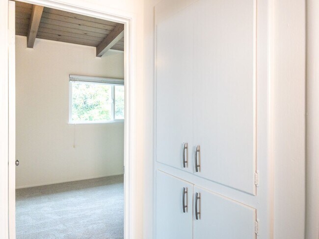 Building Photo - 2BR/1BA Shared Garage + W/D + Deck PROGRES...