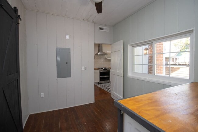 Building Photo - 3 Bedroom, 2.5 Bathroom in Shandon - The F...