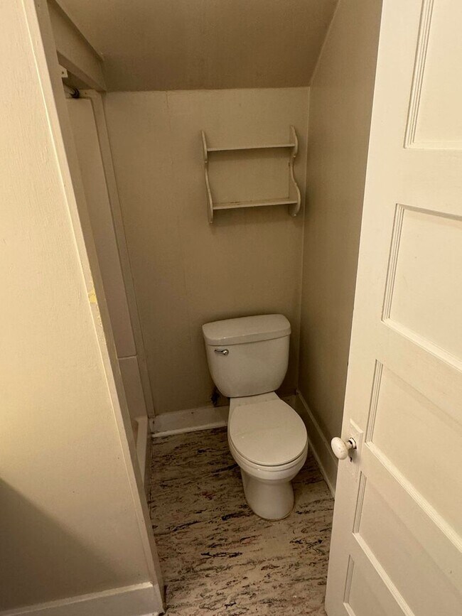 Building Photo - 2 Bedroom in Triplex Near Downtown and Campus