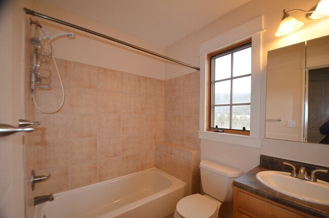 Building Photo - Oak Street Duplex