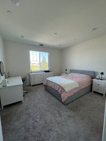 Building Photo - 32 Lesina Way