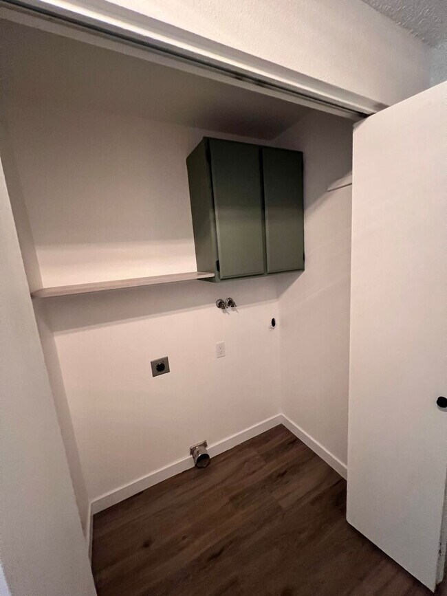 Building Photo - Duplex Must See Stunning Updated 2BR/1BA/1 car garage Avail. June 5th