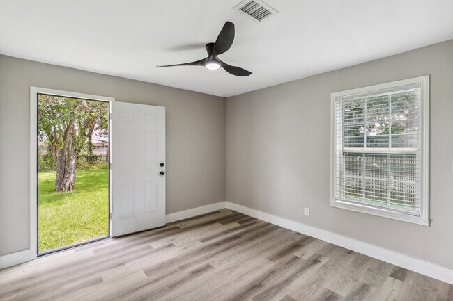 Building Photo - 1000 W Thomas Ave