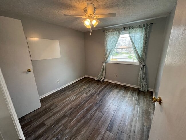 Building Photo - Beautifully remodeled 3 bedroom, 2.5 bath, 2 car garage