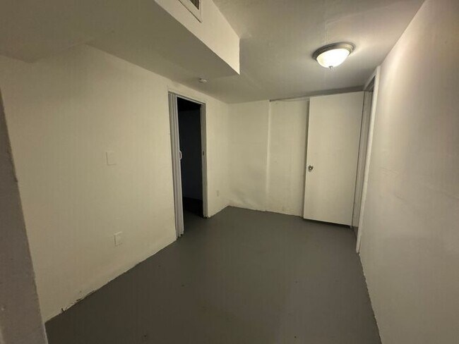 Building Photo - 3 bedroom 1 bathroom single-family