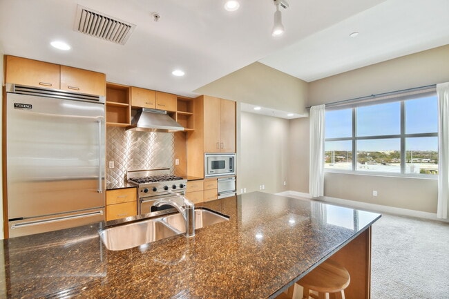 Building Photo - 1120 E Kennedy Blvd