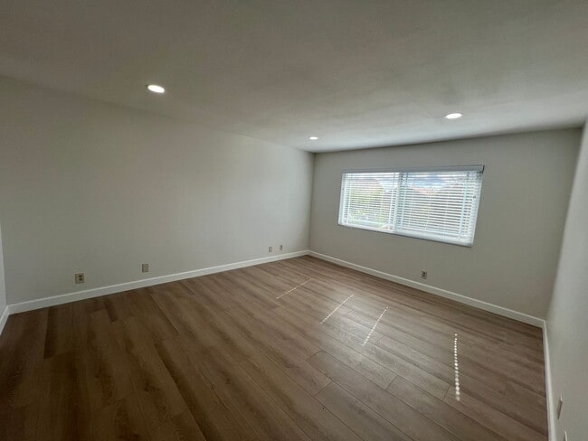 Building Photo - Great Large House ready for you to Make it a Home