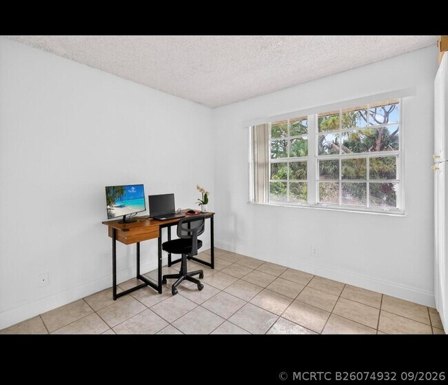 Building Photo - 1548 SE Royal Green Cir